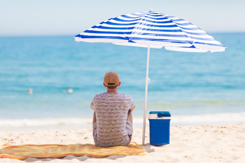 Guarda-sol não protege contra raios solares e pode aumentar risco de queimaduras